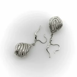 Boucles d'oreilles or blanc, diamants, cristal de roche, monture cage gravée à la main