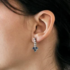 Boucles d'oreilles or gris, saphirs et diamants