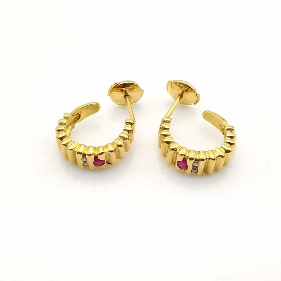 Boucles d'oreilles or jaune, diamants, rubis