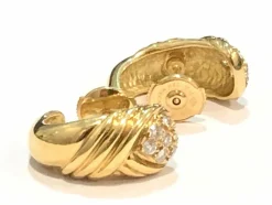 Boucles d’oreilles or jaune et diamants