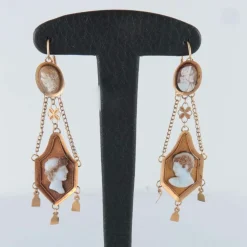 Boucles d'oreilles, or jaune, camée empire