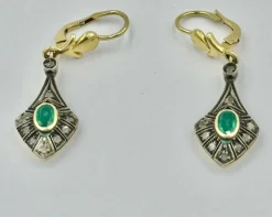 Boucles d’oreilles or jaune, platine, émeraude, diamants