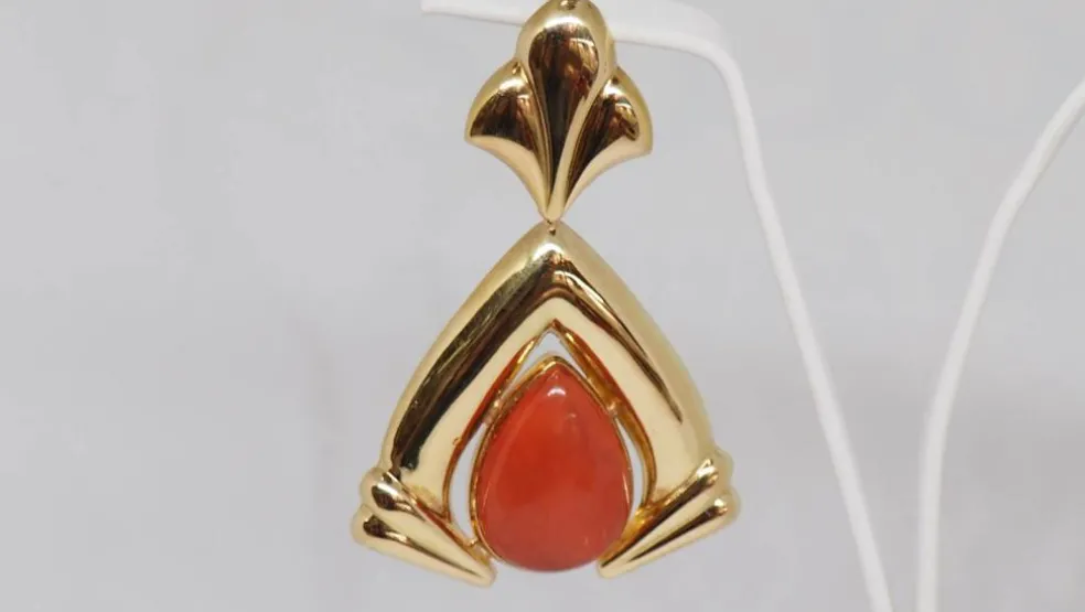 Boucles d'oreilles or jaune et corail