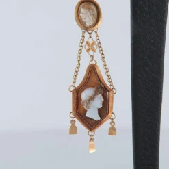 Boucles d'oreilles, or jaune, camée empire