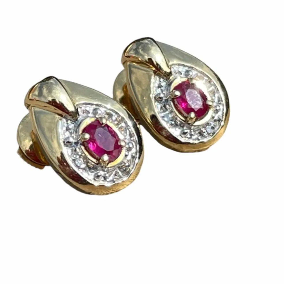 Boucles d'oreilles or jaune, rubis, diamants