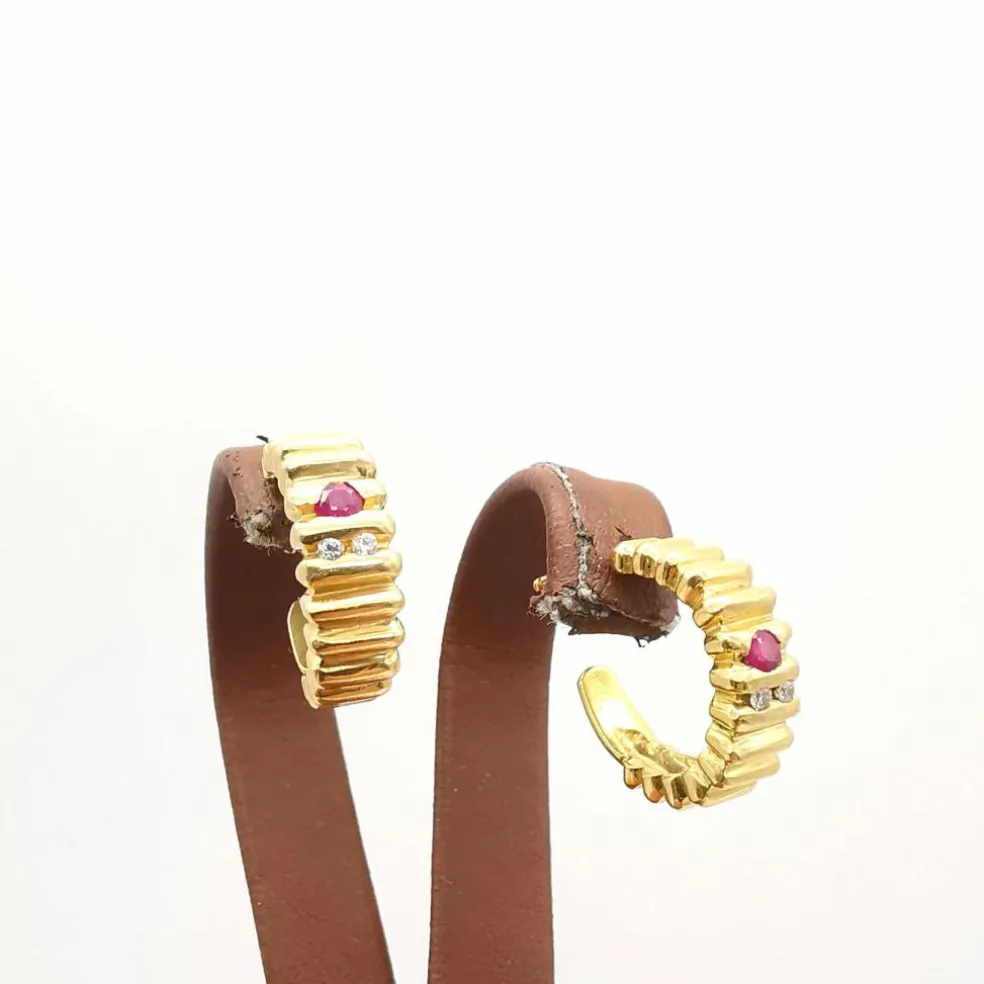 Boucles d'oreilles or jaune, diamants, rubis