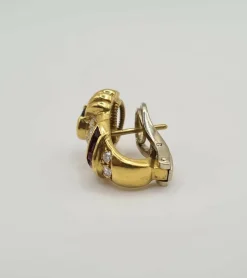 Boucles d’oreilles or jaune serties de diamants, émeraudes et rubis