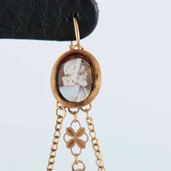 Boucles d'oreilles, or jaune, camée empire
