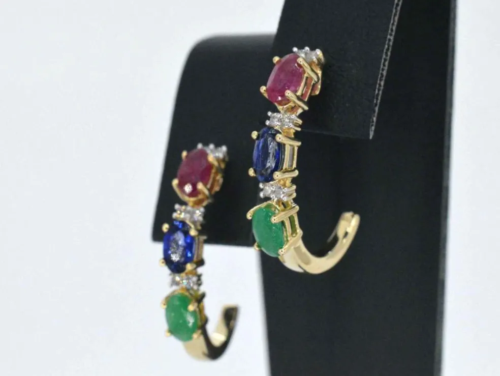 Boucles d'oreilles or jaune avec pierres précieuses multicolores et diamants