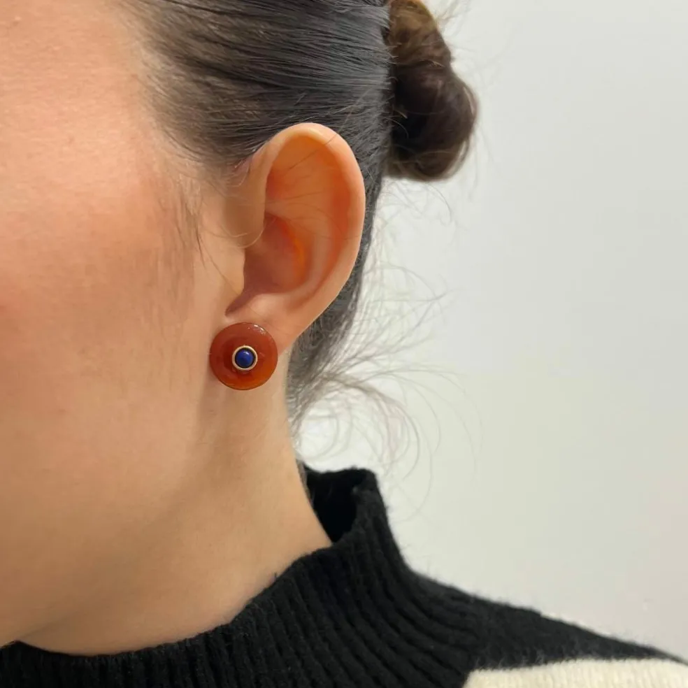 Boucles d'oreilles or jaune et résine orange et bleue
