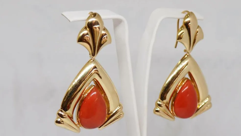 Boucles d'oreilles or jaune et corail
