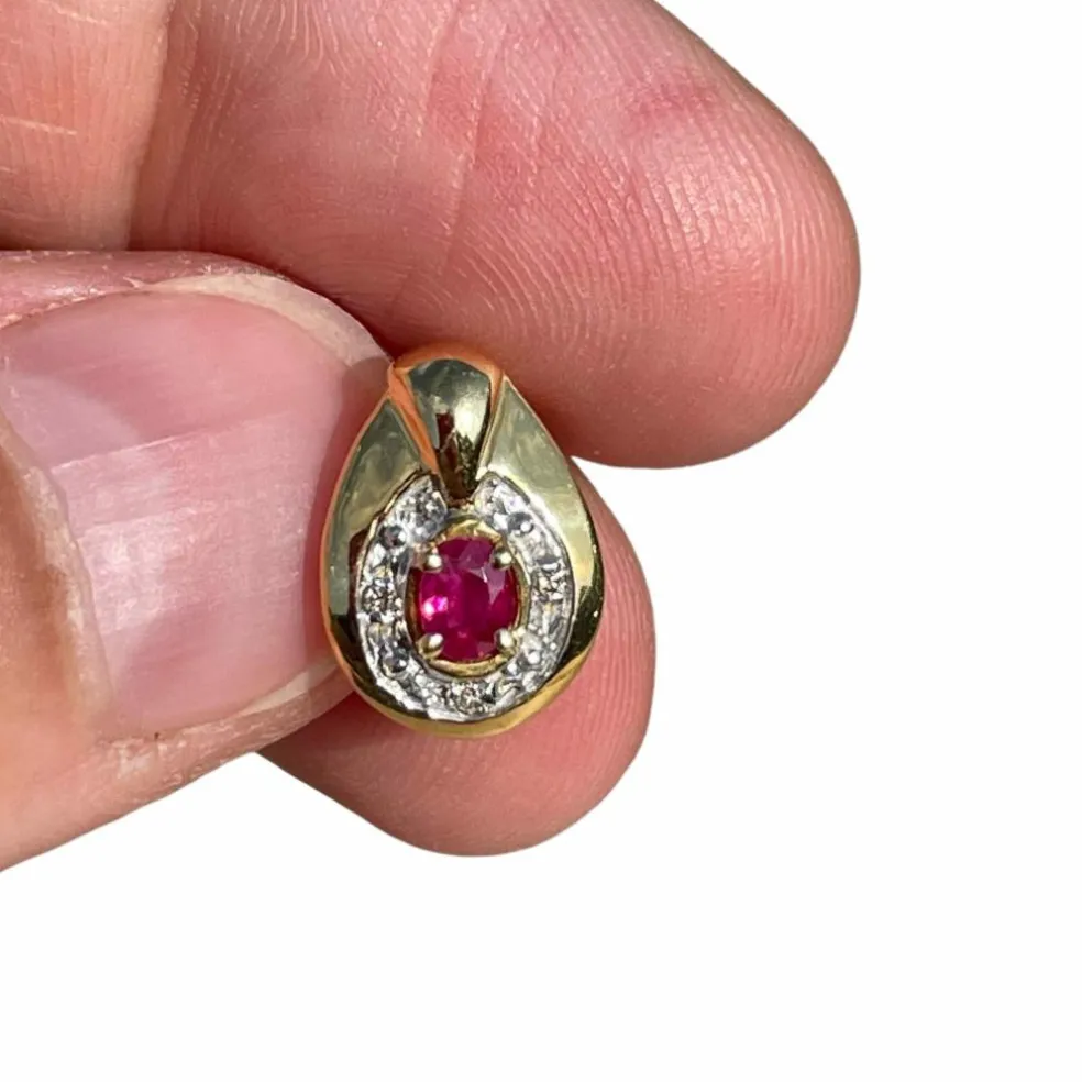 Boucles d'oreilles or jaune, rubis, diamants
