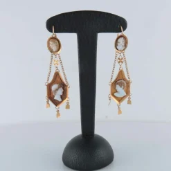 Boucles d'oreilles, or jaune, camée empire