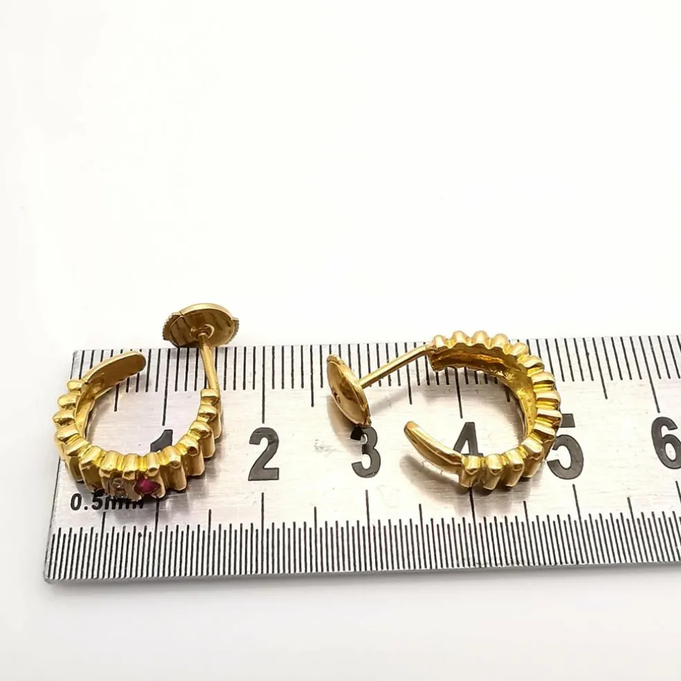 Boucles d'oreilles or jaune, diamants, rubis
