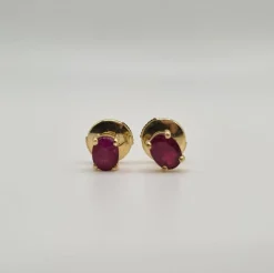 Boucles d’oreilles or jaune 18 carats serties de rubis ovale