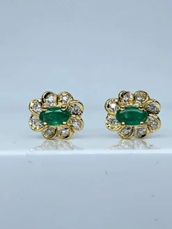 Boucles d’oreilles or jaune émeraudes et diamants