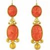 Boucles d'oreilles pendantes anciennes camées sur corail