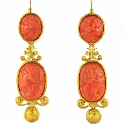 Boucles d'oreilles pendantes anciennes camées sur corail