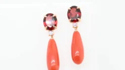 Boucles d'oreilles pendantes en or jaune avec grenat et tanzanite