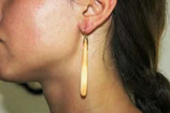 Boucles d'oreilles pendantes en or et corail antique