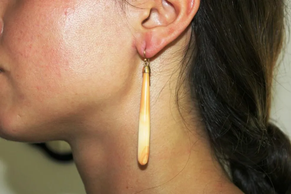 Boucles d'oreilles pendantes en or et corail antique