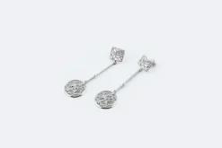 Boucles d'oreilles pendantes en or blanc et diamants