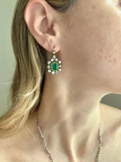Boucles d'oreilles pendantes en or et diamants émeraude de Colombie Art Déco