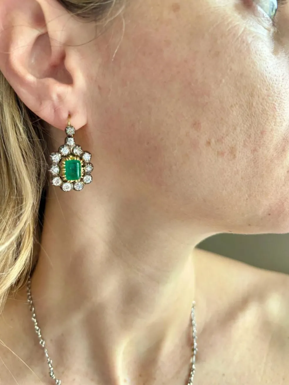 Boucles d'oreilles pendantes en or et diamants émeraude de Colombie Art Déco