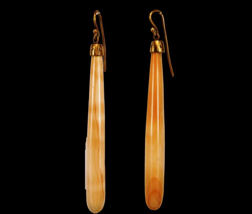 Boucles d'oreilles pendantes en or et corail antique