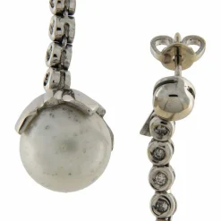 Boucles d'oreilles pendantes en or blanc, perles et diamants