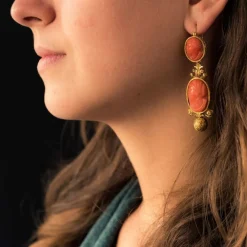 Boucles d'oreilles pendantes anciennes camées sur corail