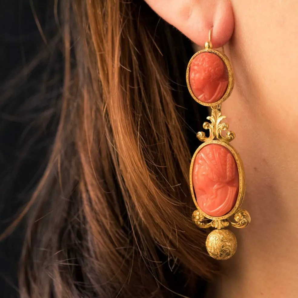 Boucles d'oreilles pendantes anciennes camées sur corail