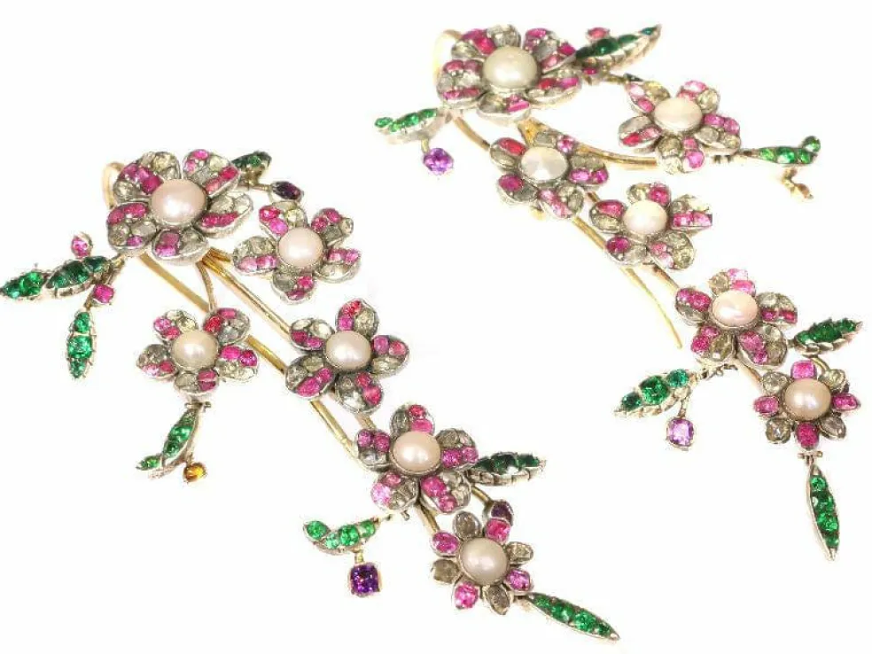 Boucles d'oreilles pendantes, diamants, perles, rubis