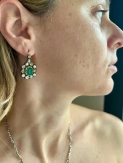 Boucles d'oreilles pendantes en or et diamants émeraude de Colombie Art Déco