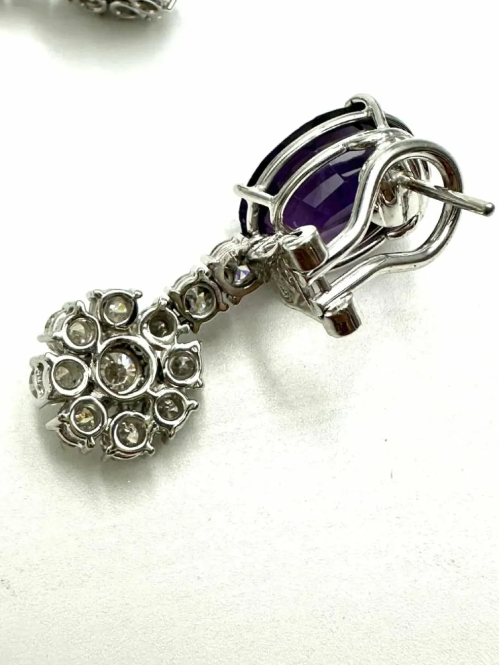 Boucles d'oreilles pendantes améthystes et diamants taille brillant