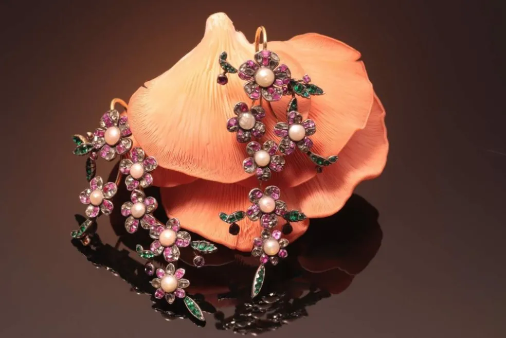 Boucles d'oreilles pendantes, diamants, perles, rubis