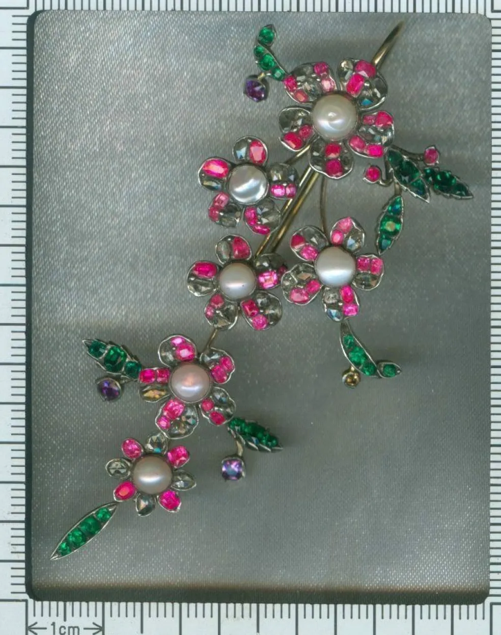 Boucles d'oreilles pendantes, diamants, perles, rubis