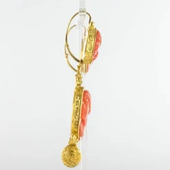Boucles d'oreilles pendantes anciennes camées sur corail