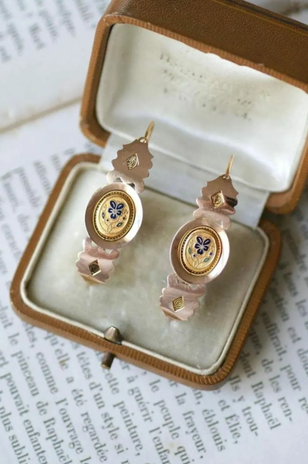 Boucles d'oreilles poissardes anciennes or rose et jaune et émail