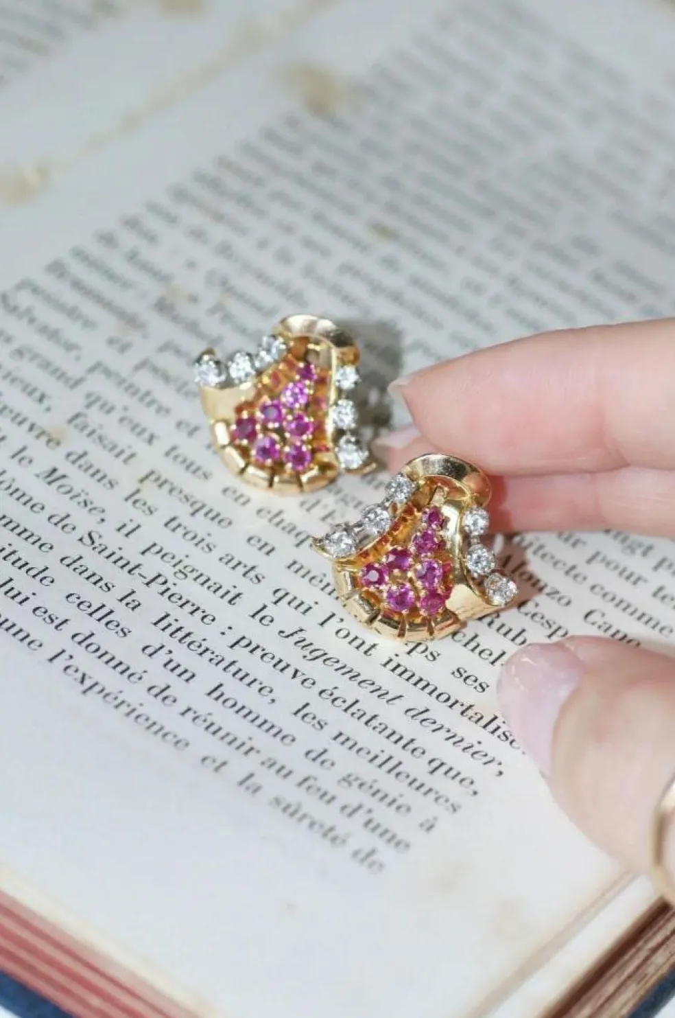 Boucles d'Oreilles Rétro Or Rose, rubis, et diamants