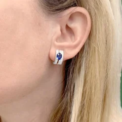 Boucles d'oreilles saphirs, diamants, or blanc.