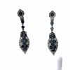 Boucles d'oreilles style Art Déco en platine avec diamants et saphirs.
