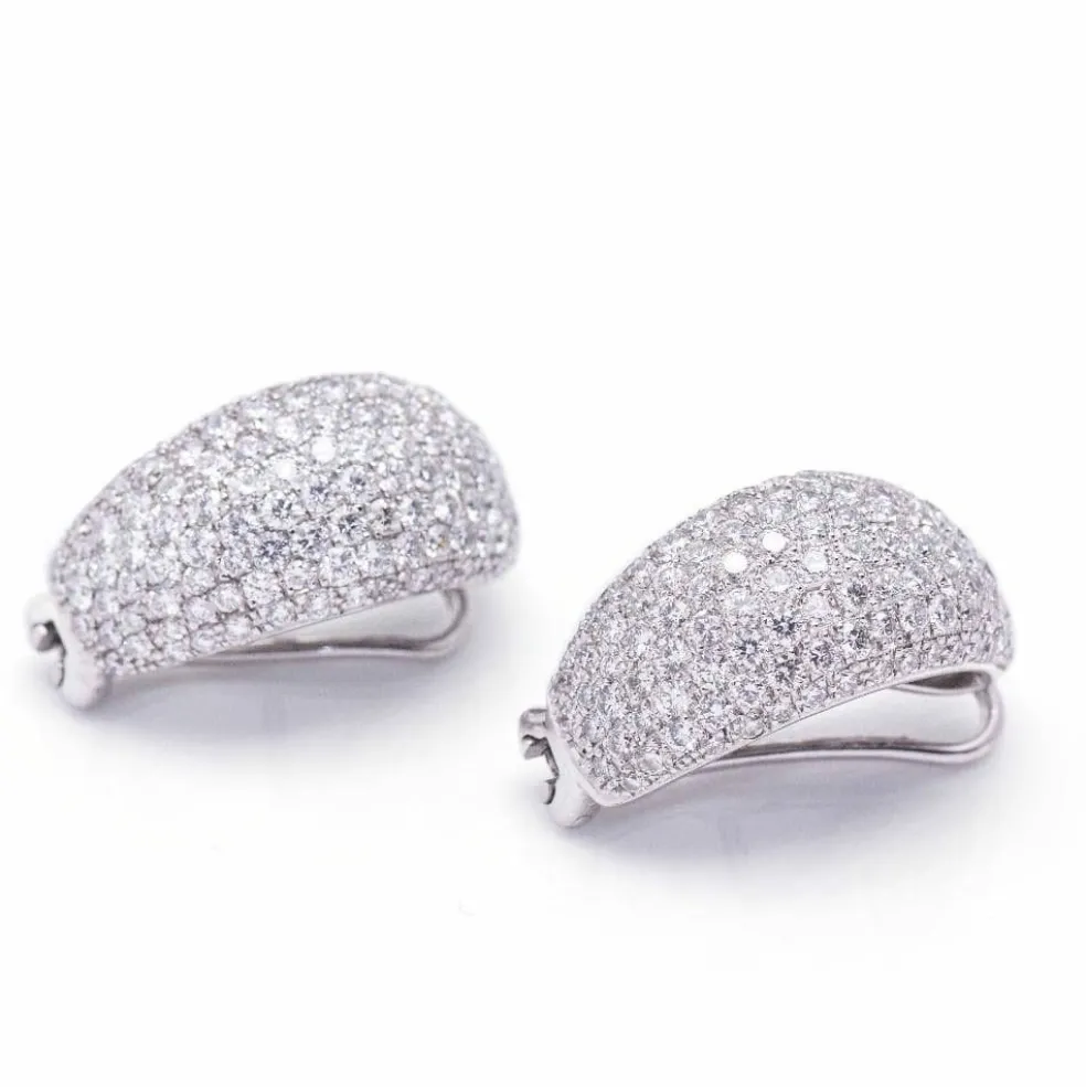 Boucles d'oreilles TAUBE en or blanc, pavé de diamants