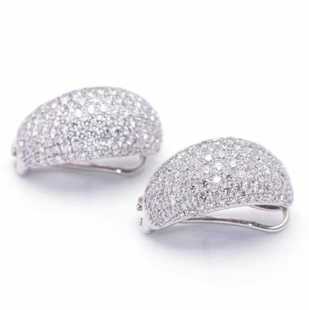 Boucles d'oreilles TAUBE en or blanc, pavé de diamants