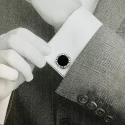 Boutons de manchette 1910 en or, argent, onyx et diamants.