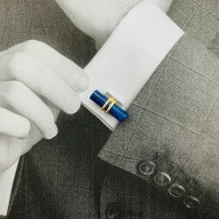 Boutons de manchette bâtonnets en or jaune et lapis lazuli.