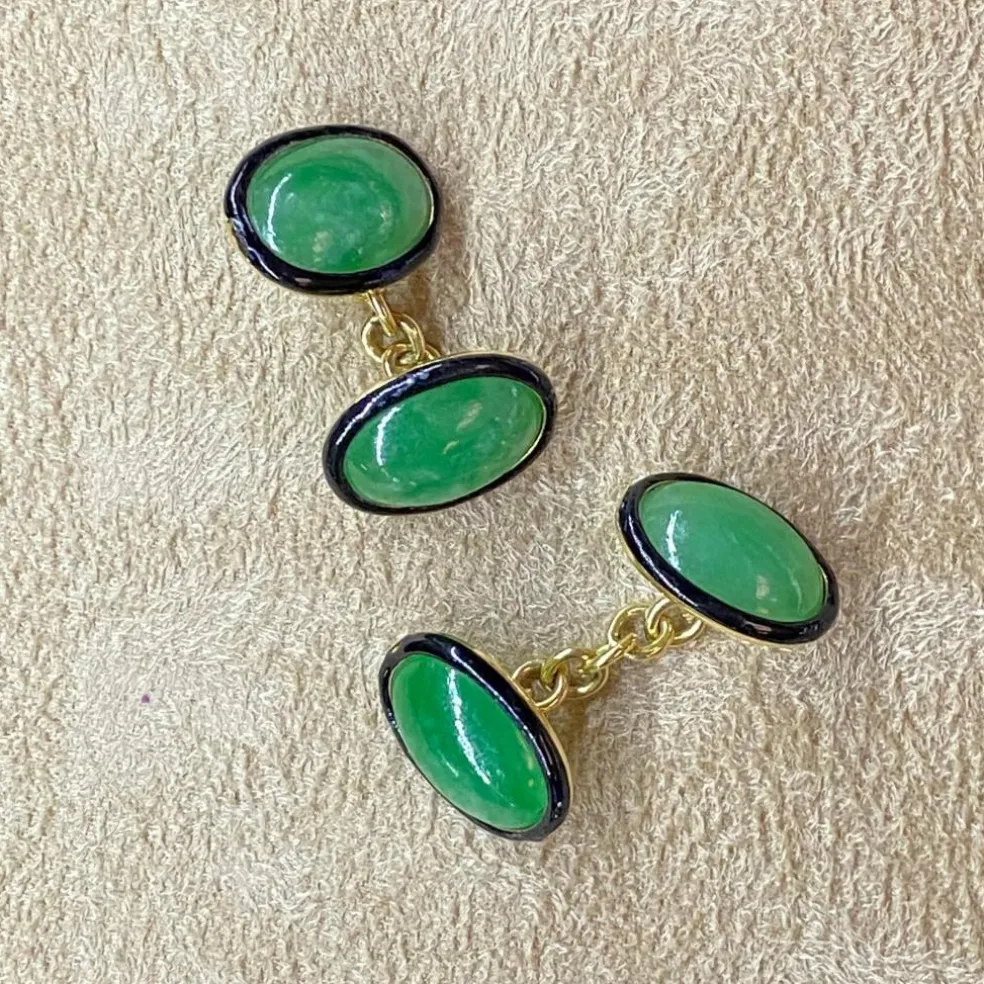 Boutons de manchette en jade impérial et émail noir, or jaune