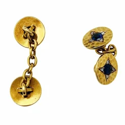Boutons de manchette en or jaune, saphirs et diamants.