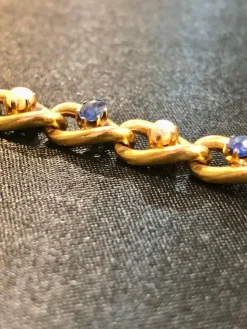Bracelet ancien circa 1900, perles et saphirs, or jaune