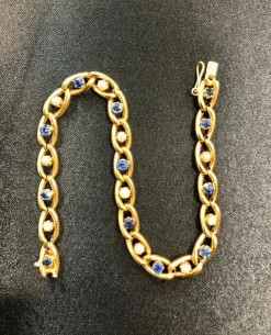 Bracelet ancien circa 1900, perles et saphirs, or jaune